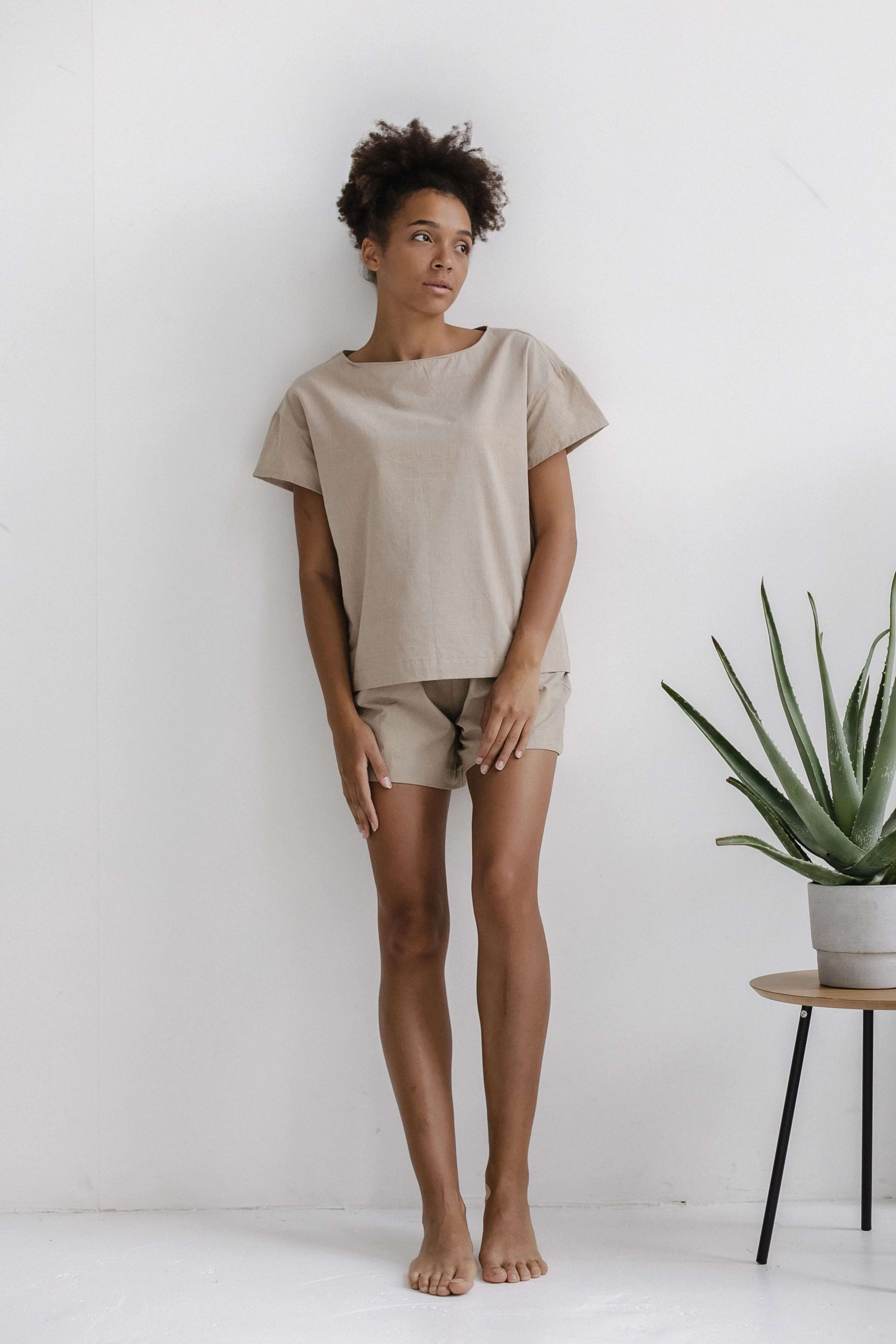 Pijama para mujer con pantalones cortos almendra