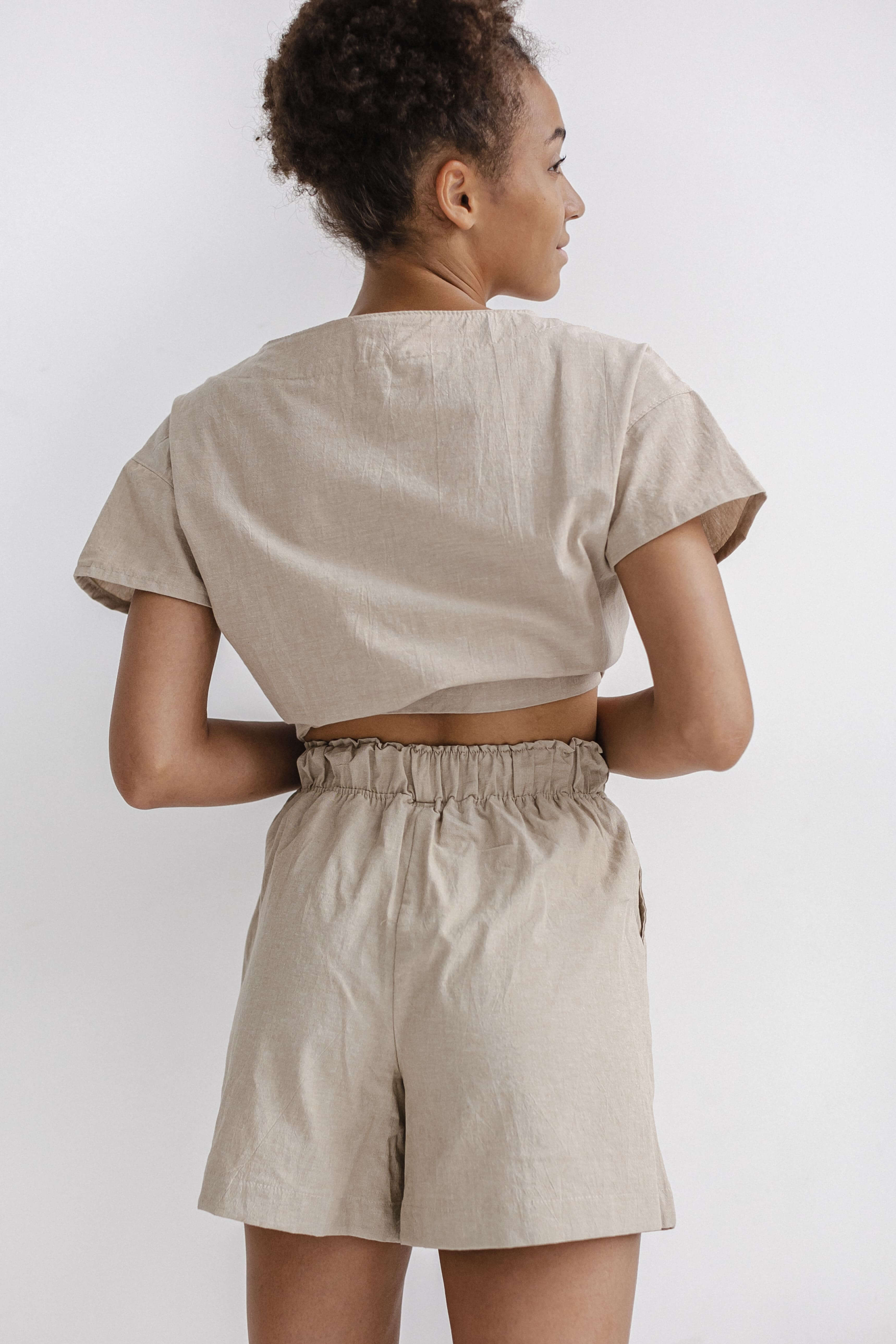 Pijama para mujer con pantalones cortos almendra