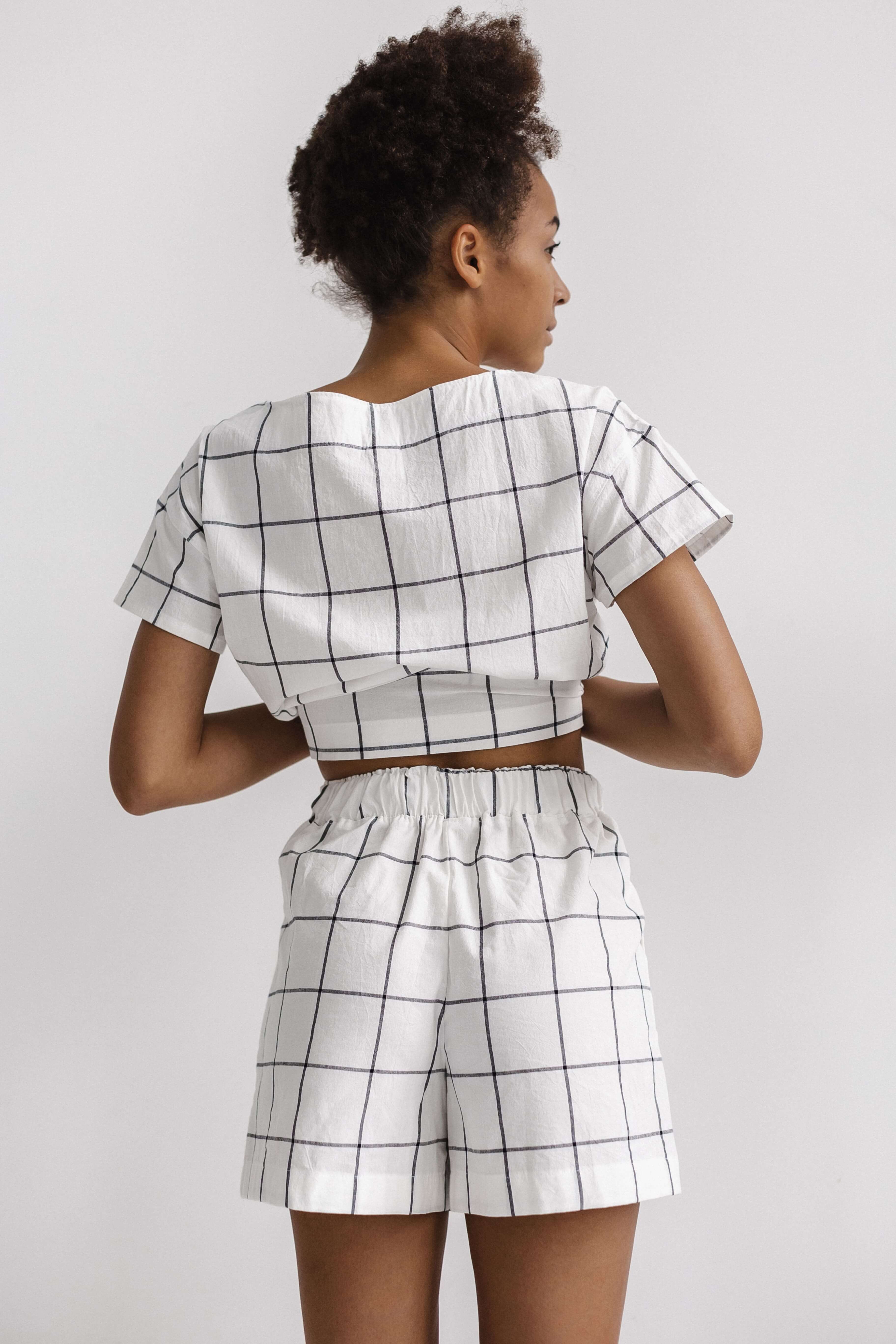 Pijama para mujer con pantalones cortos cuadriculados blancos
